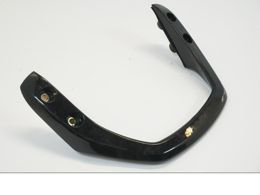 Baksidan på Passagerarhandtag från en Yamaha FZ-S 600 -2001 motorcykel.