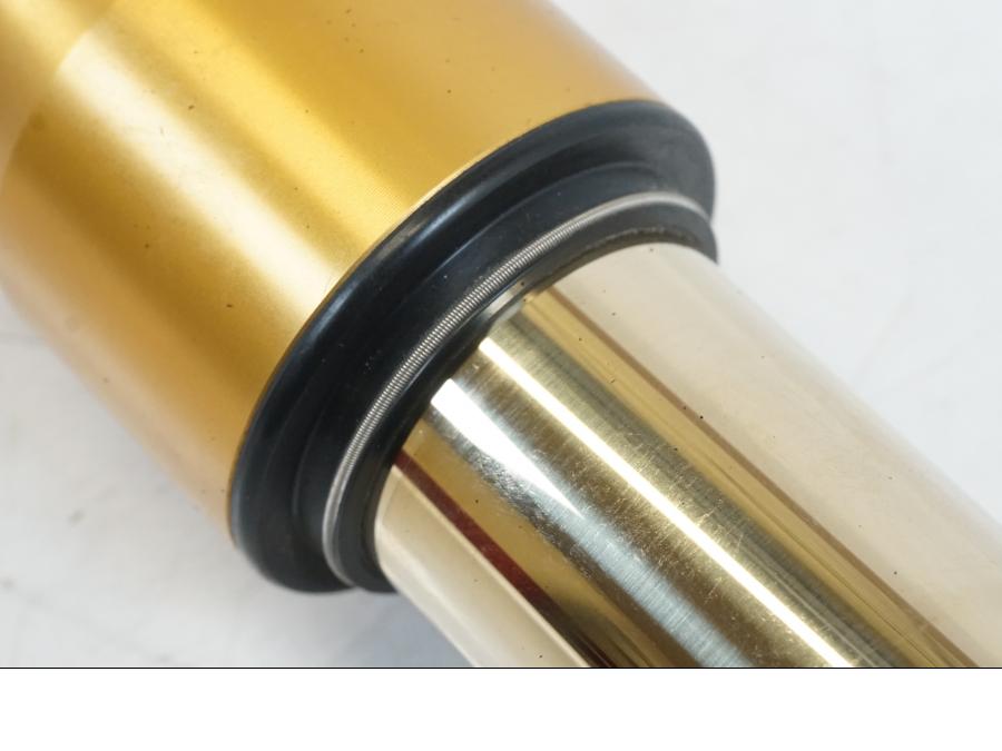 Snett nerifrån på Gaffelben Öhlins från en Triumph Speed Triple -2021 motorcykel.