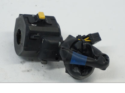 Vänster sida på Styrelreglage från en Buell XB9S -2003 motorcykel.