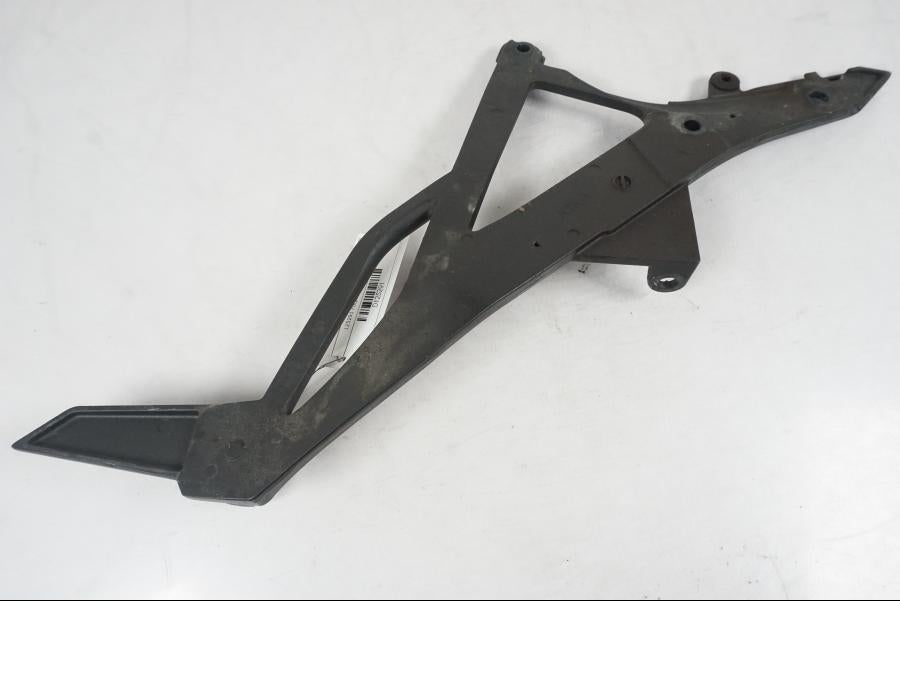 Snett uppifrån på Fotpinnefäste från en Kawasaki ER-6N ABS -2010 motorcykel.