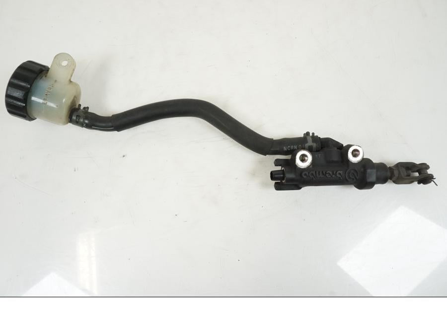 Framsidan på Bromshuvudcylinder från en Yamaha XJR 1300 -2002 motorcykel.