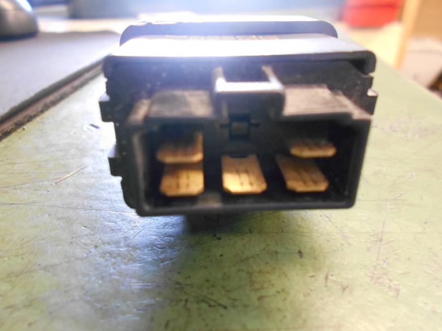 Baksidan på Blinkersrelä från en Suzuki VZ 1600 -2004 motorcykel.