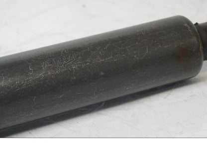 Snett nerifrån på Kardanaxel från en BMW R 1200 C -2002 motorcykel.