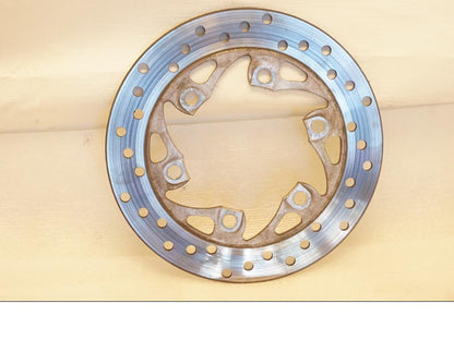 Baksidan på Bromsskiva från en KTM 125 Duke -2015 motorcykel.