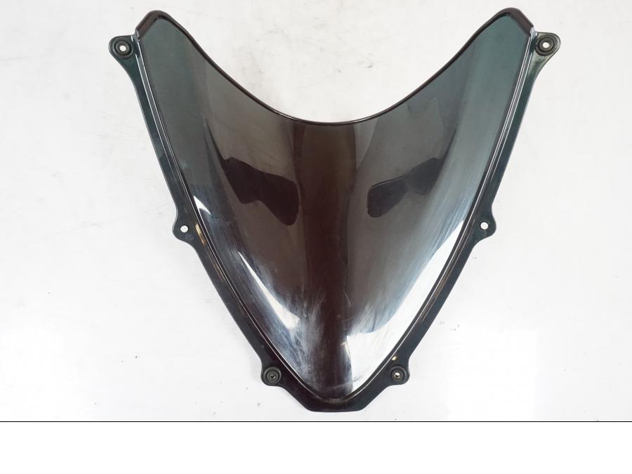 Snett nerifrån på Vindruta från en Suzuki GSX-R 750 -2007 motorcykel.