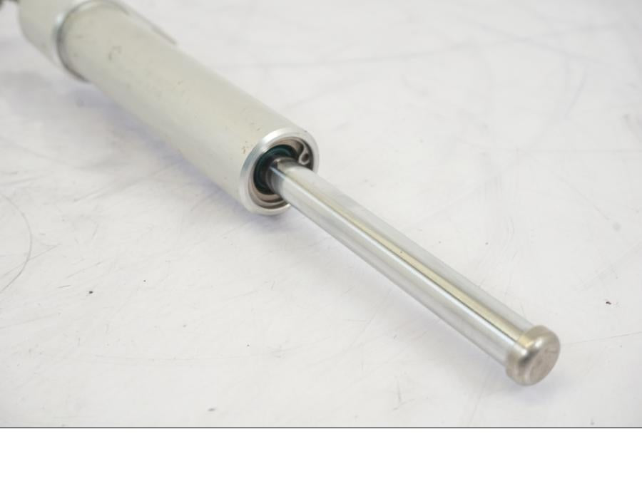 Baksidan på Styrdämpare från en BMW S 1000 XR -2019 motorcykel.