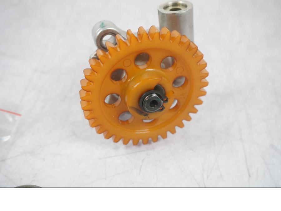 Baksidan på Oljepump från en KTM 125 Duke -2017 motorcykel.