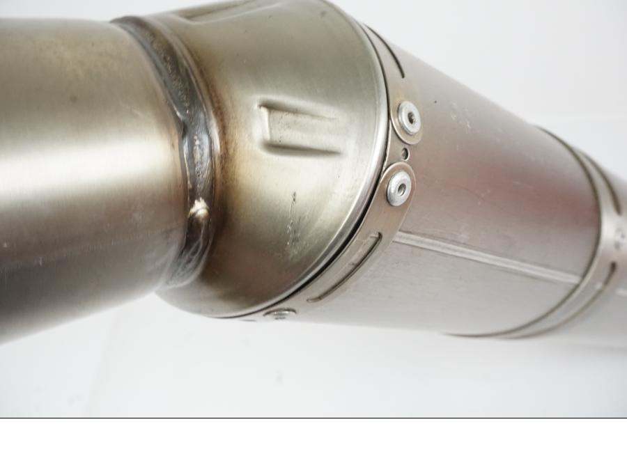 Snett nerifrån på Ljuddämpare från en Aprilia RSV 1000 -2008 motorcykel.