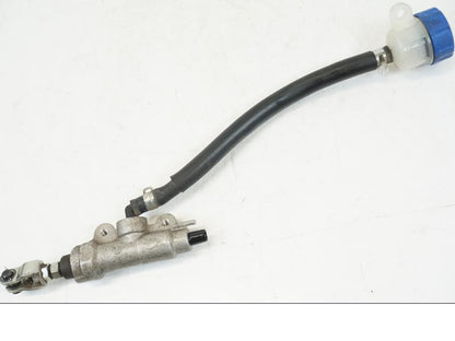 Snett nerifrån på Bromshuvudcylinder från en Yamaha WR 125 -2011 motorcykel.