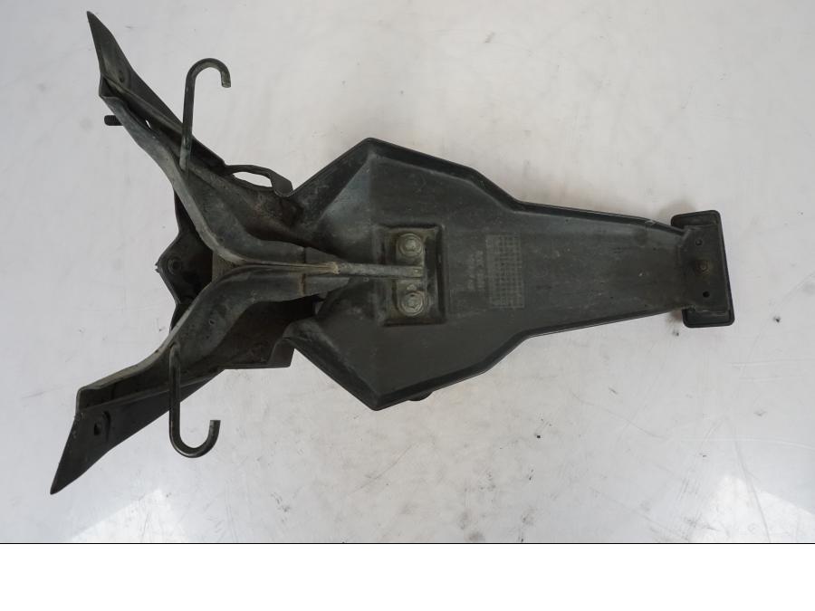 Snett nerifrån på Skylthållare från en Kawasaki ER-6F -2010 motorcykel.