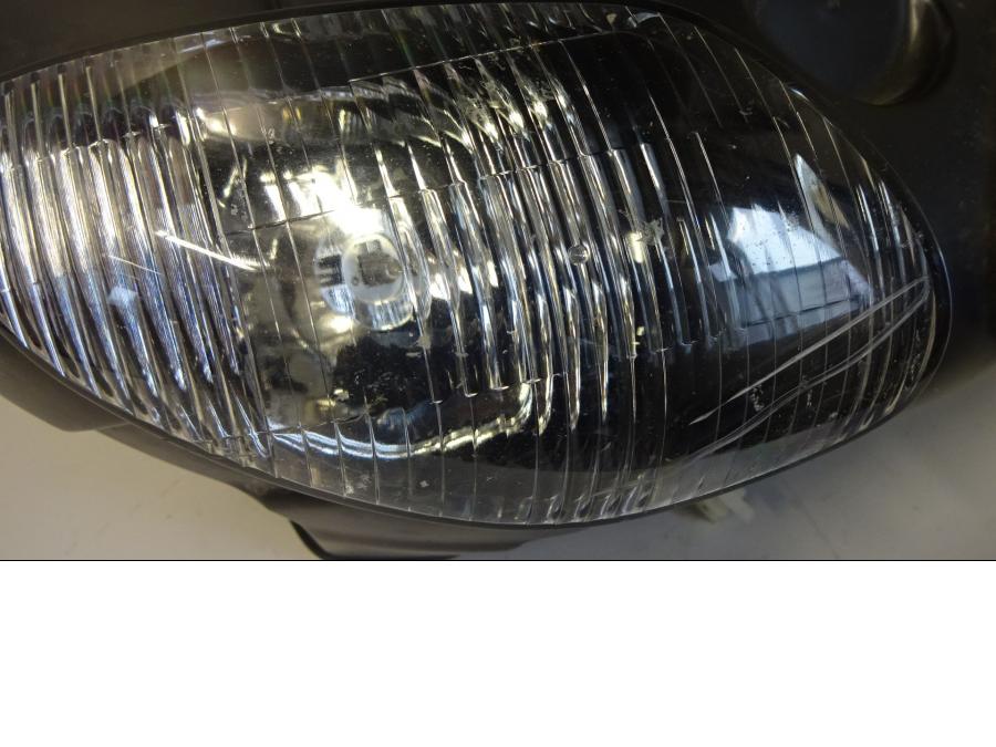 Baksidan på Strålkastare från en Suzuki SV 650 -2002 motorcykel.