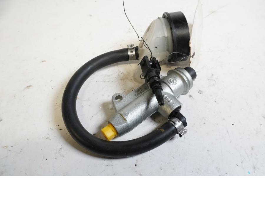 Baksidan på Bromshuvudcylinder från en BMW S 1000 R -2015 motorcykel.