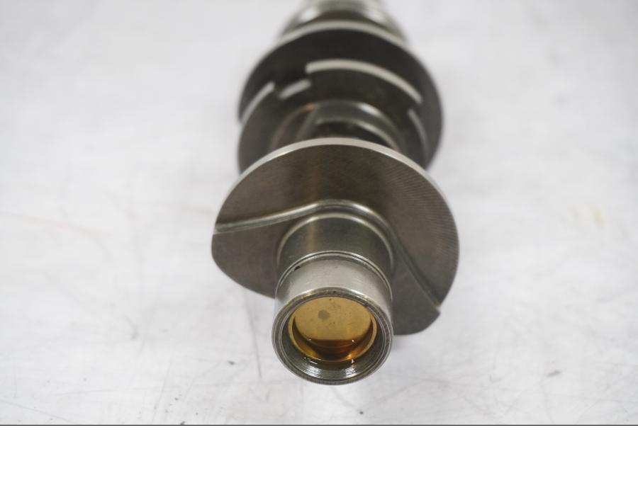 Baksidan på Kamaxel från en Ducati Multistrada 1260 -2020 motorcykel.