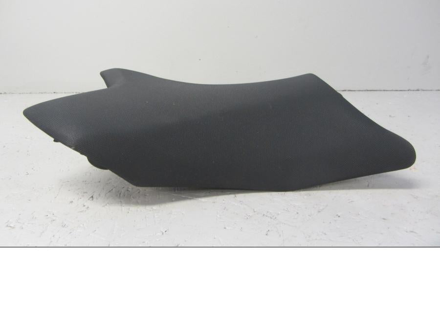 Höger sida på <p>Sadel fram från Kawasaki Z 800 2013.</p>

<p>Seat-assy, Fr, Black (13-16) se bilder.</p> motorcykel.