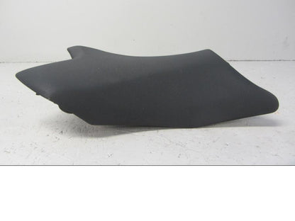 Höger sida på <p>Sadel fram från Kawasaki Z 800 2013.</p>

<p>Seat-assy, Fr, Black (13-16) se bilder.</p> motorcykel.