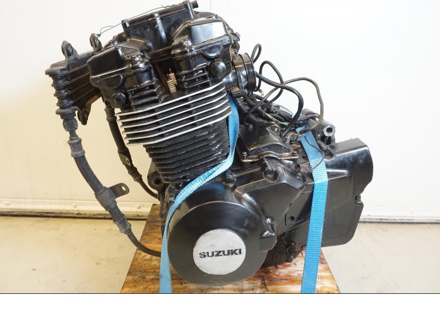 Vänster sida på Motor från en Suzuki GSX 550 EF -1985 motorcykel.