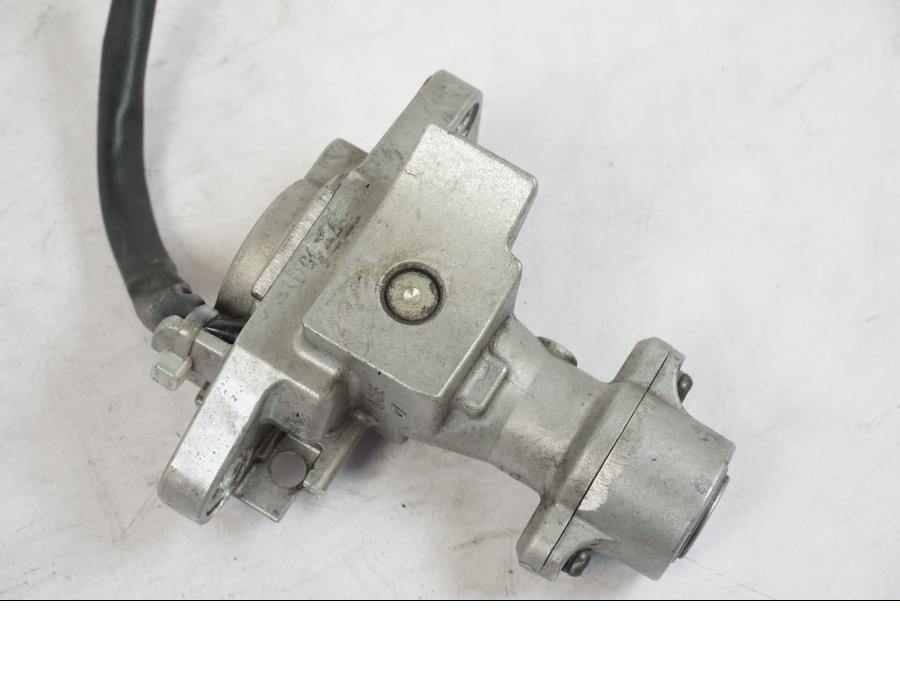 Vänster sida på Tändningslås från en Suzuki GSX-S 1000 -2017 motorcykel.