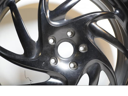 Baksidan på Fälg från en BMW F 800 S -2009 motorcykel.