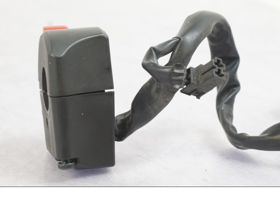 Snett uppifrån på Styrelreglage från en Kawasaki ZX-10R -2008 motorcykel.