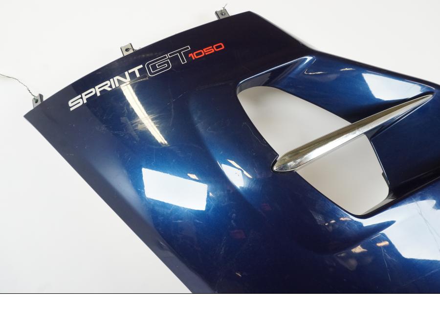 Snett uppifrån på Sidkåpa från en Triumph Sprint GT -2011 motorcykel.