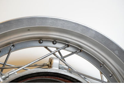 Snett uppifrån på Fälg från en Yamaha XV 1100 -1995 motorcykel.