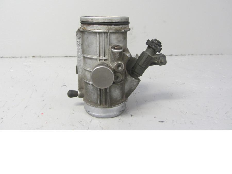 Framsidan på Spjällhus från en BMW R 1150 RT -2003 motorcykel.