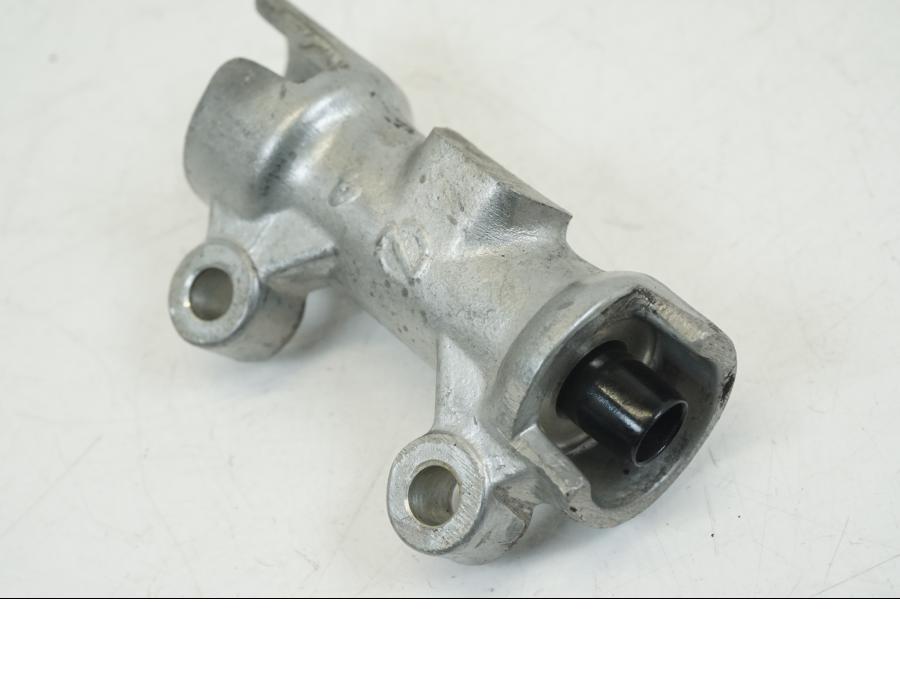 Snett uppifrån på Bromsfördelare från en Honda CB 750 -2002 motorcykel.