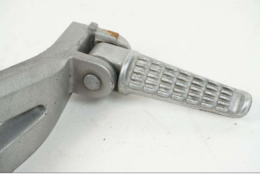 Snett nerifrån på Fotpinnefäste från en Kawasaki Z 750 -2006 motorcykel.