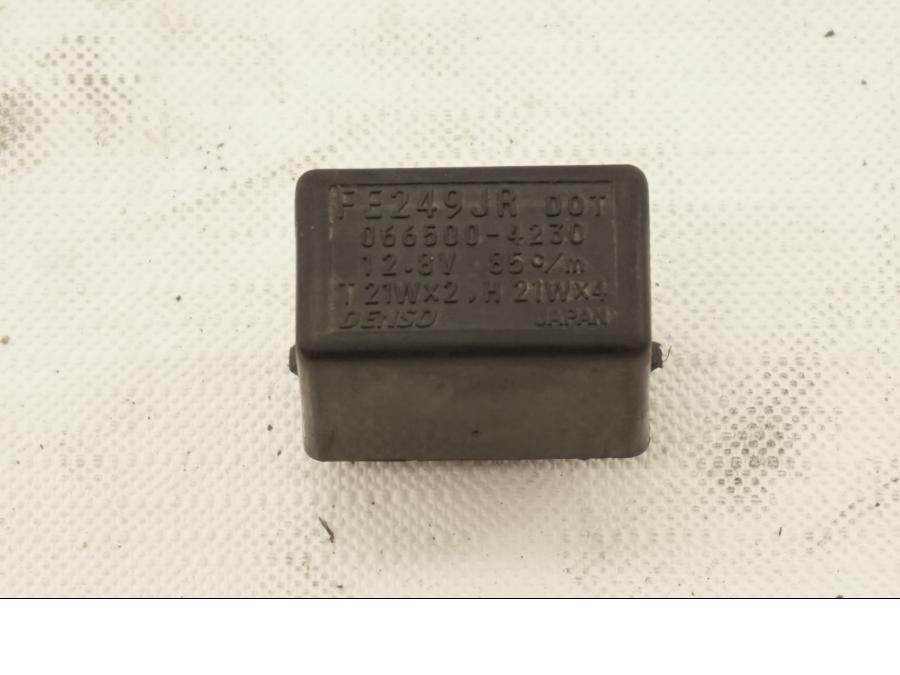 Framsidan på Blinkersrelä från en Suzuki DL 1000 -2005 motorcykel.