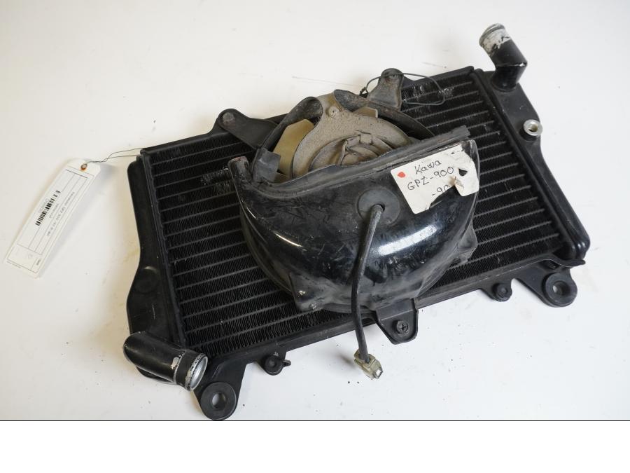 Vänster sida på Vattenkyl från en Kawasaki GPZ 900 -1990 motorcykel.