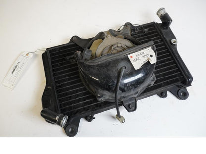 Vänster sida på Vattenkyl från en Kawasaki GPZ 900 -1990 motorcykel.