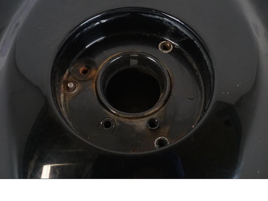 Snett uppifrån på Bensintank från en Triumph Tiger -2009 motorcykel.