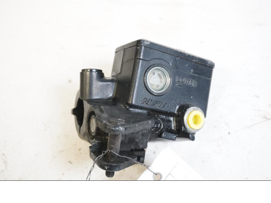 Framsidan på Bromshuvudcylinder från en Yamaha FZ-S 600 -1999 motorcykel.