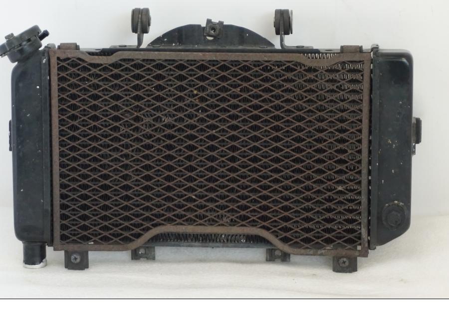 Framsidan på Vattenkyl från en Yamaha TDM 850 -1998 motorcykel.