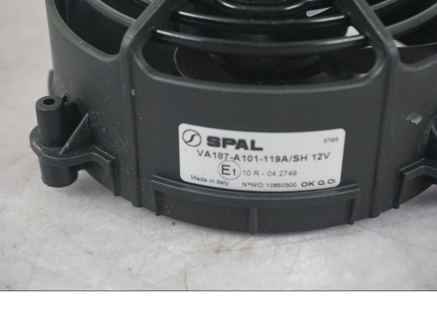 Snett uppifrån på Vattenkylfläkt från en KTM 1290 Super Adventure S -2022 motorcykel.