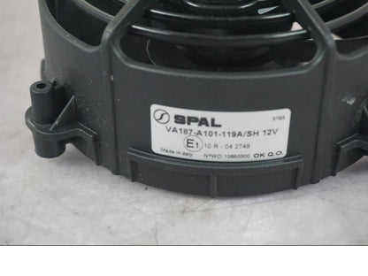 Snett uppifrån på Vattenkylfläkt från en KTM 1290 Super Adventure S -2022 motorcykel.