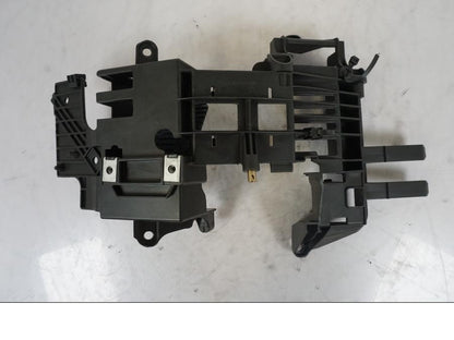 Snett nerifrån på Batterihållare från en KTM 1290 Super Duke R -2023 motorcykel.