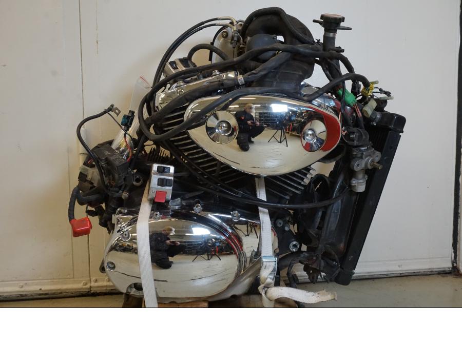 Höger sida på Motorpaket från en Suzuki VL 800 -2002 motorcykel.