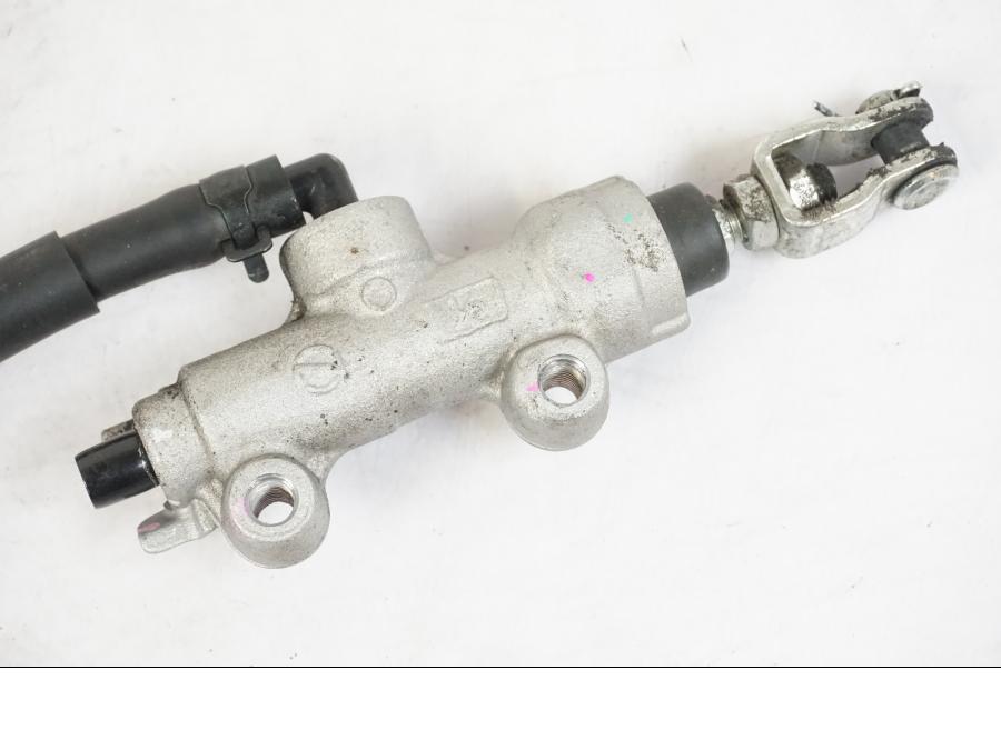 Snett nerifrån på Bromshuvudcylinder från en Kawasaki ER-6N -2016 motorcykel.