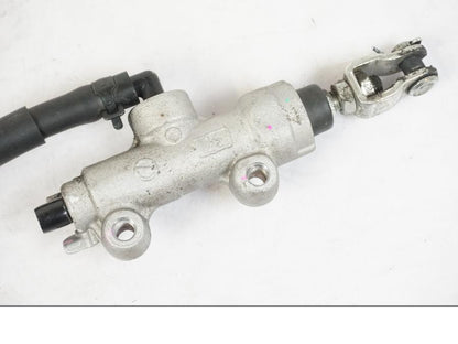 Snett nerifrån på Bromshuvudcylinder från en Kawasaki ER-6N -2016 motorcykel.