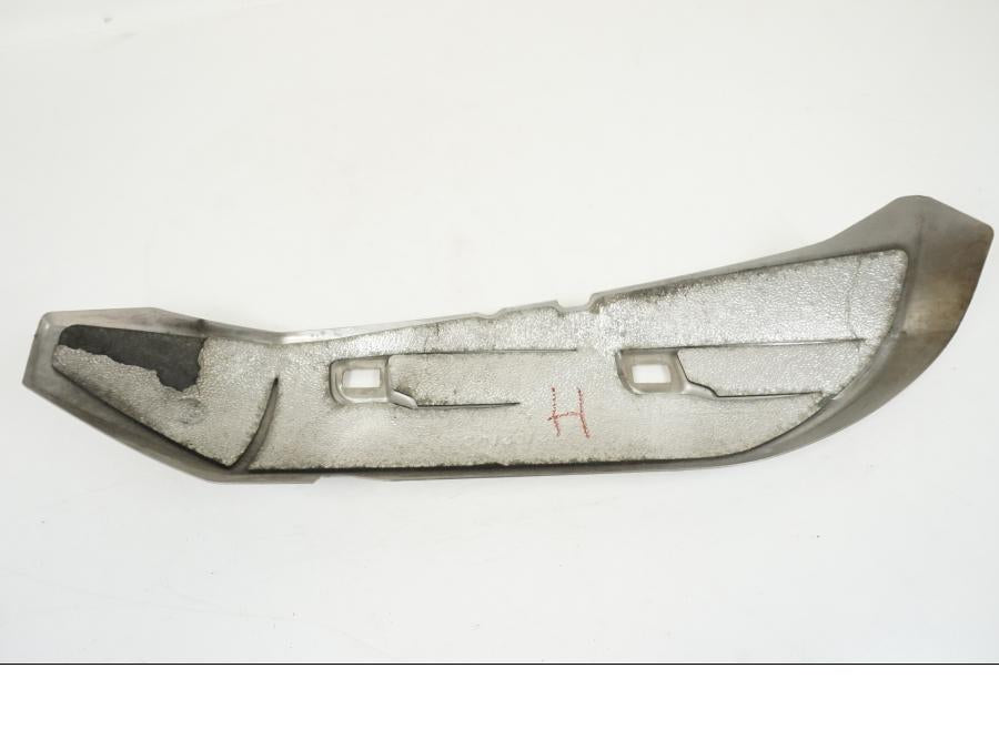 Snett nerifrån på Ljuddämpardekor från en KTM 990 SM -2009 motorcykel.