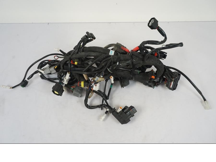 Snett uppifrån på Kabelstam från en KTM 1290 Super Duke R -2018 motorcykel.