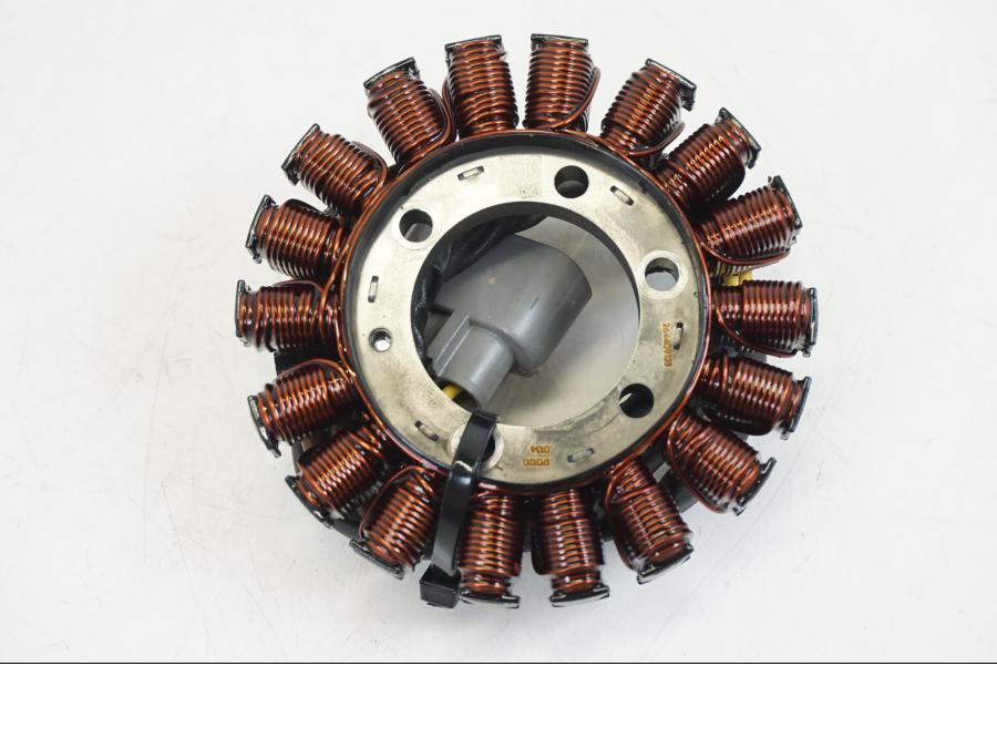 Snett nerifrån på Generator från en Ducati Streetfighter V4 -2020 motorcykel.