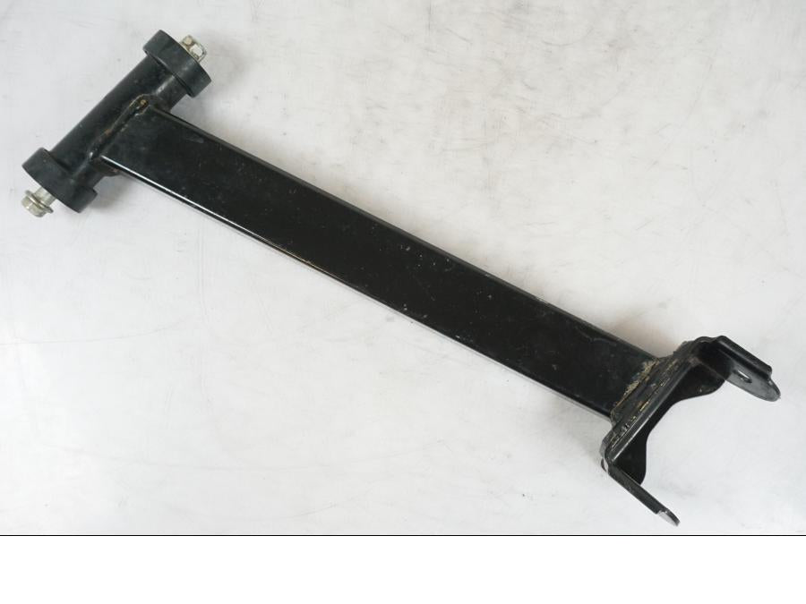 Framsidan på Länkarm från en Suzuki LTA 750 XP E -2009 motorcykel.