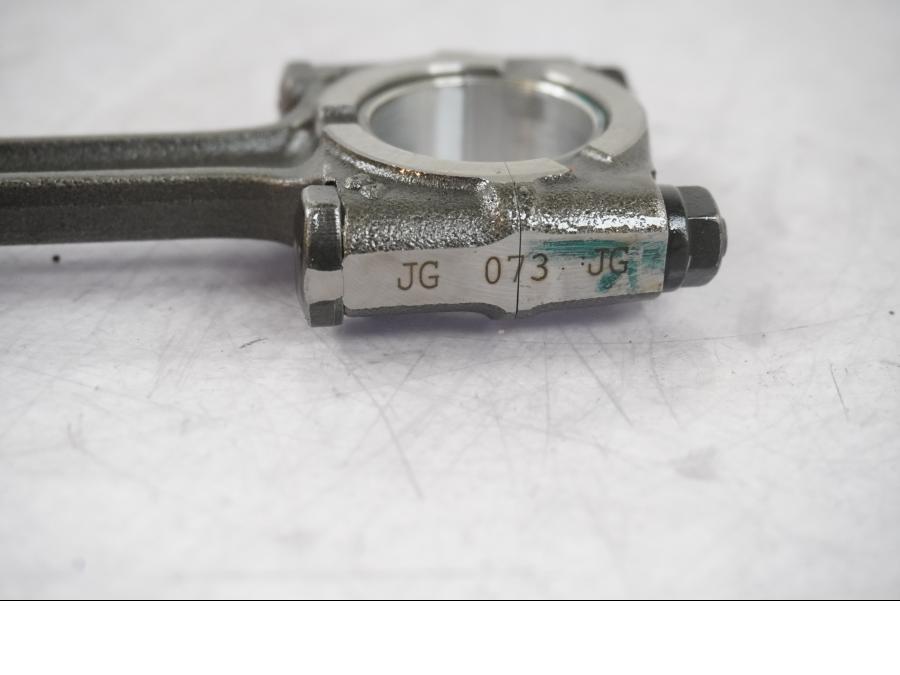 Vänster sida på Vevstake från en KTM 125 Duke -2017 motorcykel.