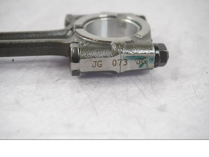 Vänster sida på Vevstake från en KTM 125 Duke -2017 motorcykel.