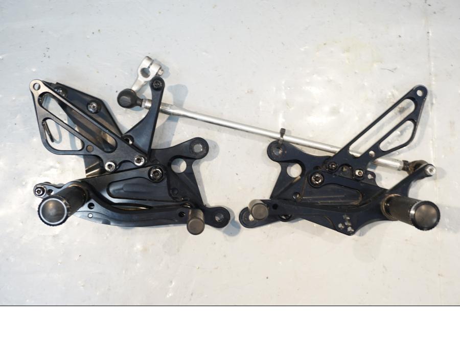 Framsidan på Fotreglage från en Yamaha YZF 1000 R1 -2006 motorcykel.