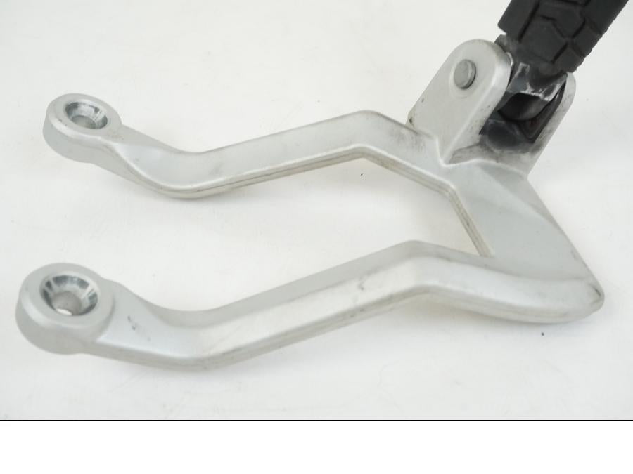 Baksidan på Fotpinnefäste från en KTM 990 SM -2009 motorcykel.