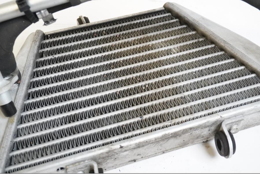 Snett uppifrån på Oljekyl från en Aprilia Tuono V4R -2018 motorcykel.