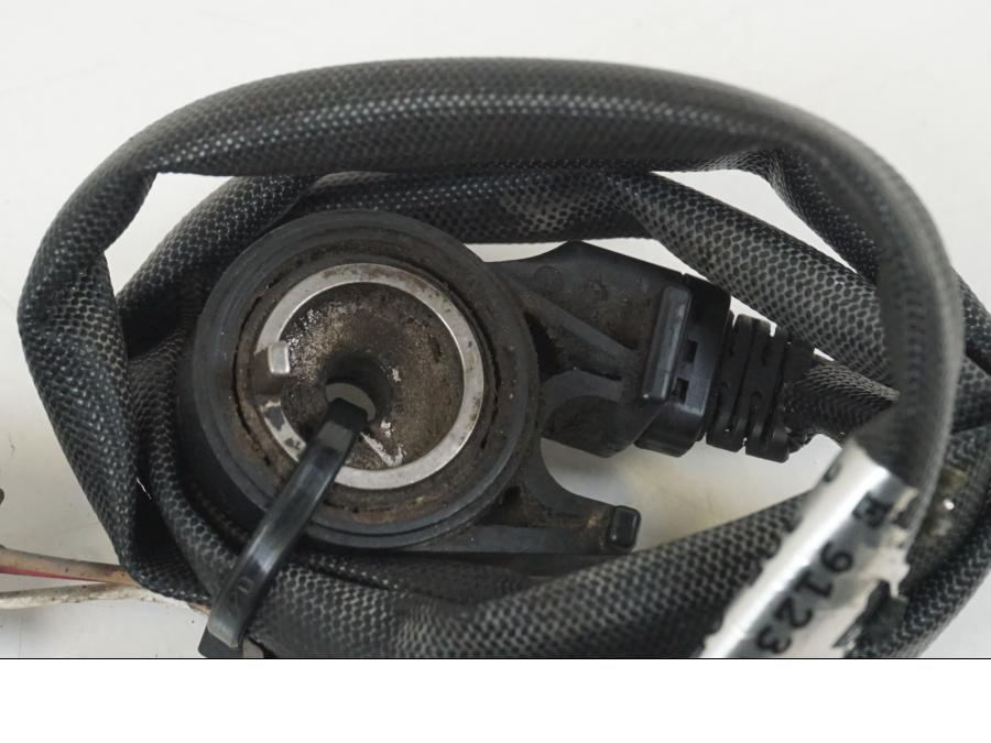 Baksidan på Sidostödsbrytare från en BMW F 650 CS -2002 motorcykel.